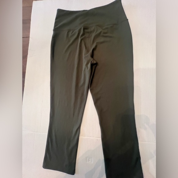 EDDIE BAUER WOMEN’S TIGHT HIGH RISE LEGGINGS. DARK FOREST GREEN SIZE SMALL - Picture 2 of 6